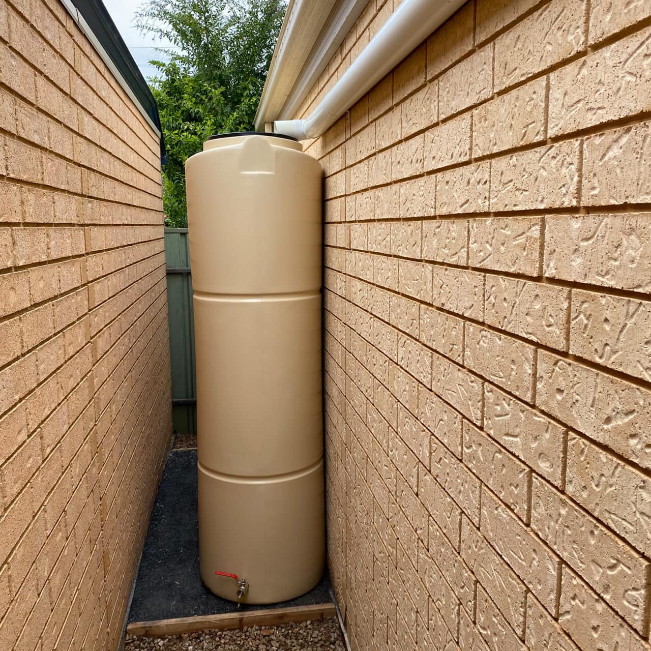 2000-litre-slimline-tank-apr-tanks-water-tanks-rainwater-tanks